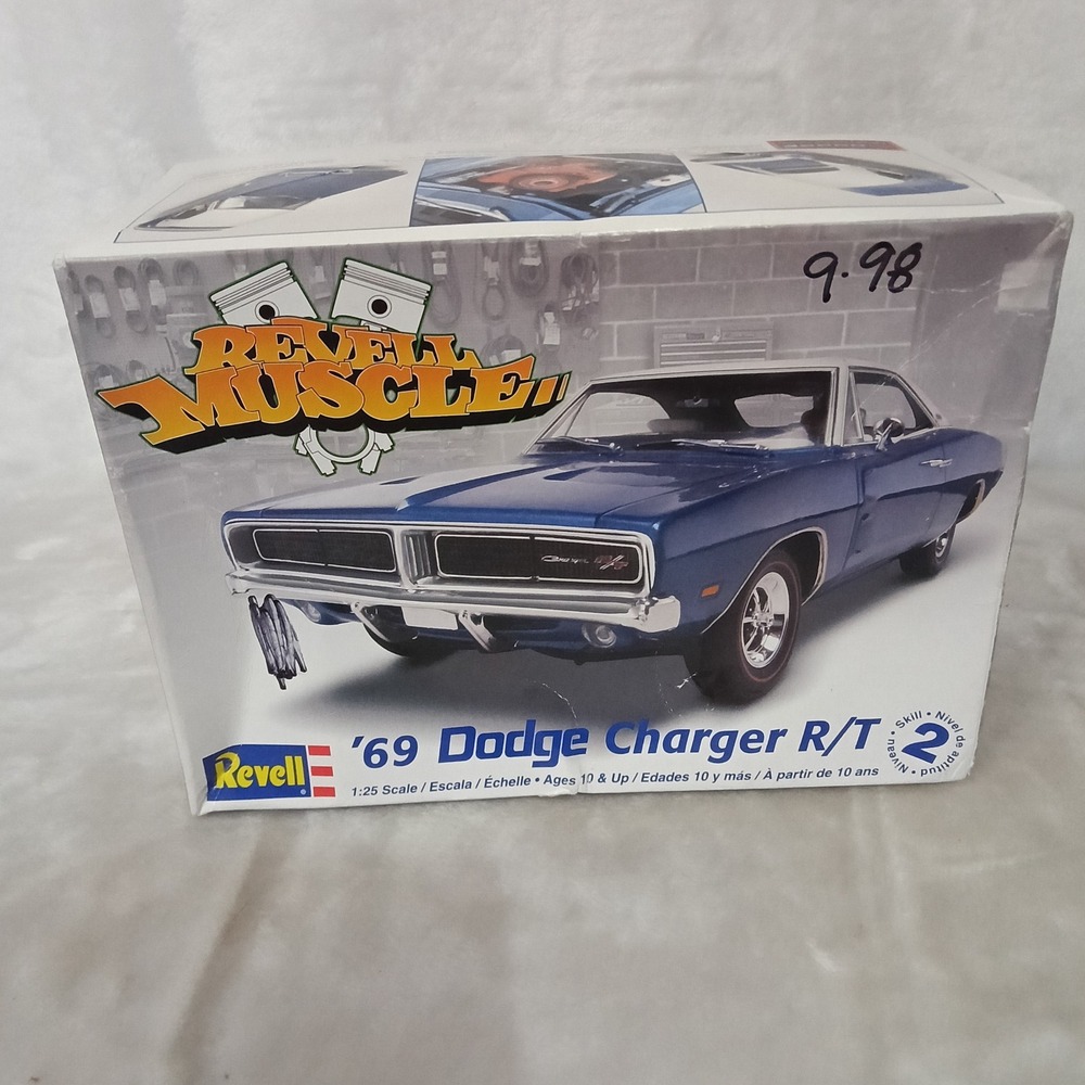 Revell Muscle 69 Dodge Charger R/T 1:25 Scale Model Car Kit 85-2546 Skill 2